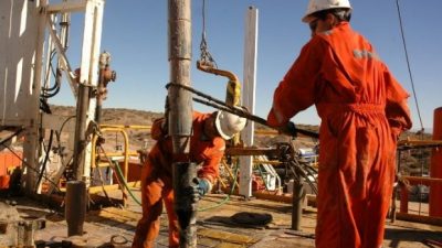Trabajadores petroleros en pie de guerra
