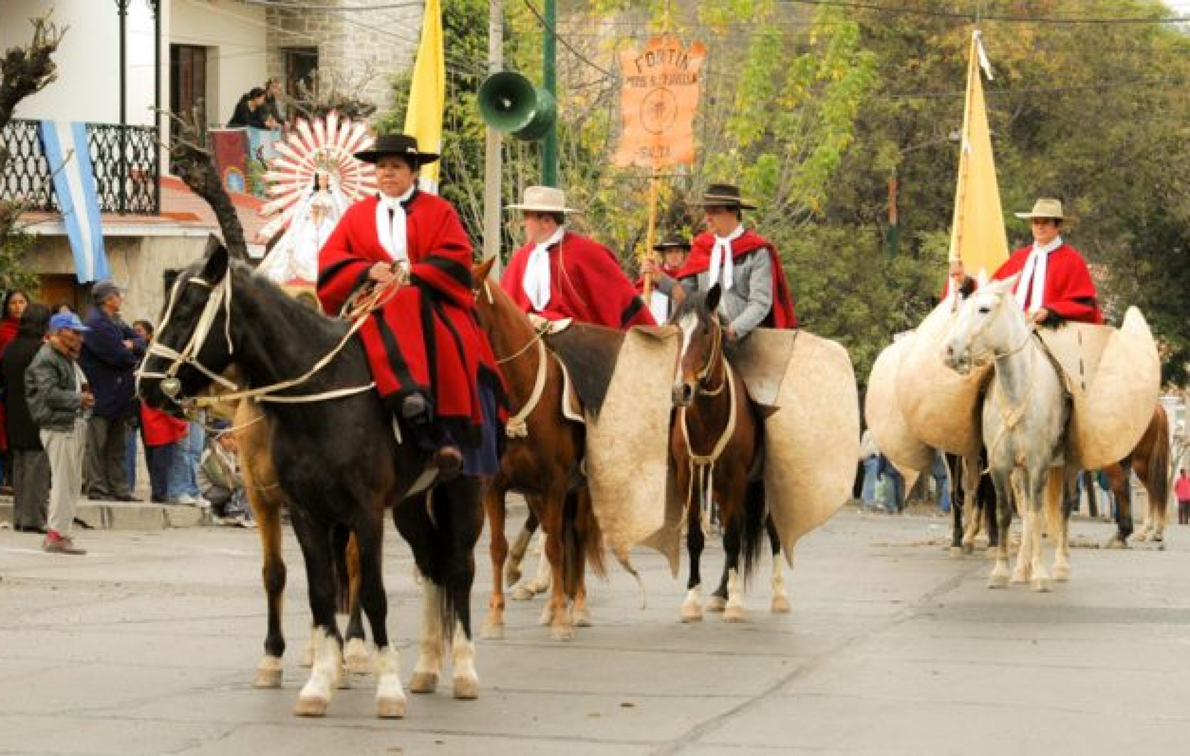 El Desfile De Los Gauchos De Güemes, 17 De Junio, Salta – Argentina ...