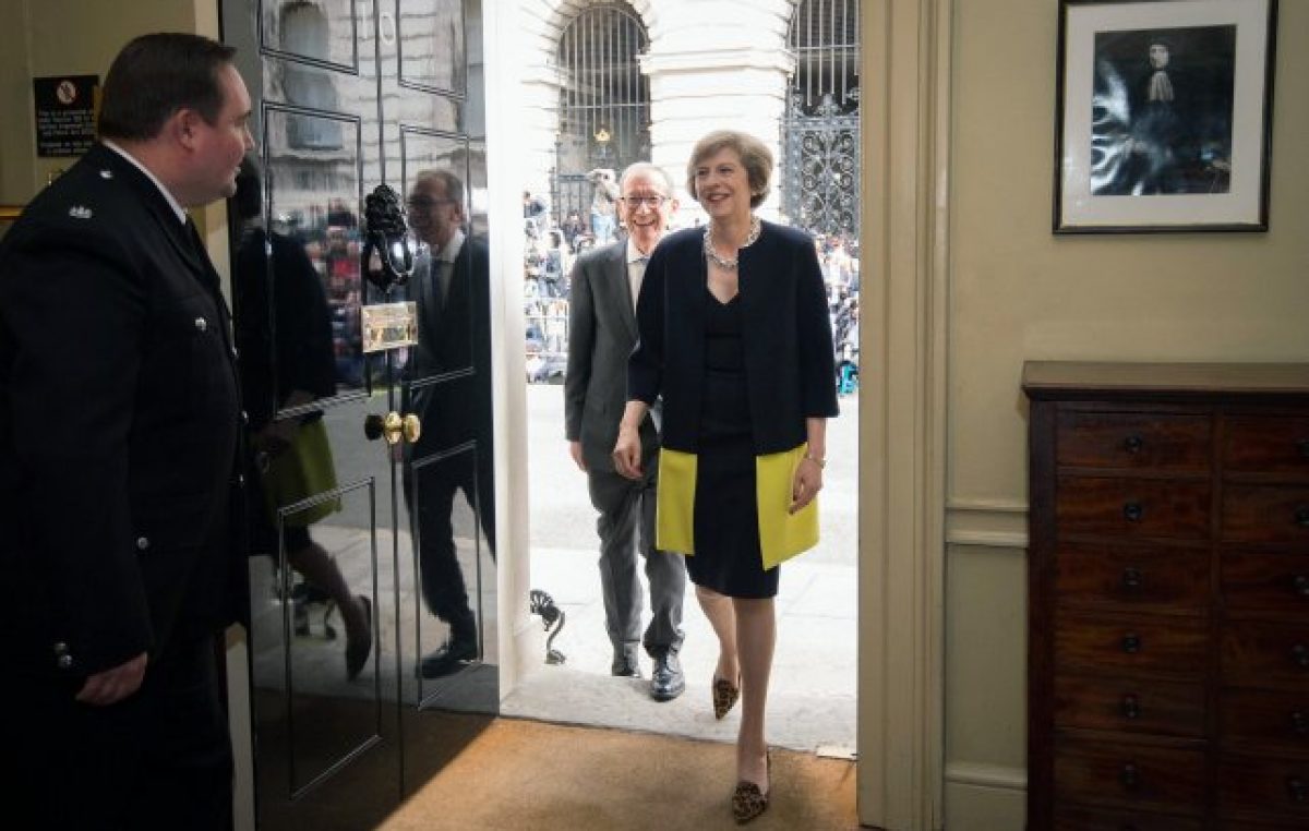 Theresa May asumió en Reino Unido con el desafío de activar el «Brexit»