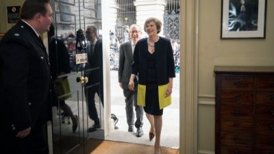 Theresa May asumió en Reino Unido con el desafío de activar el «Brexit»