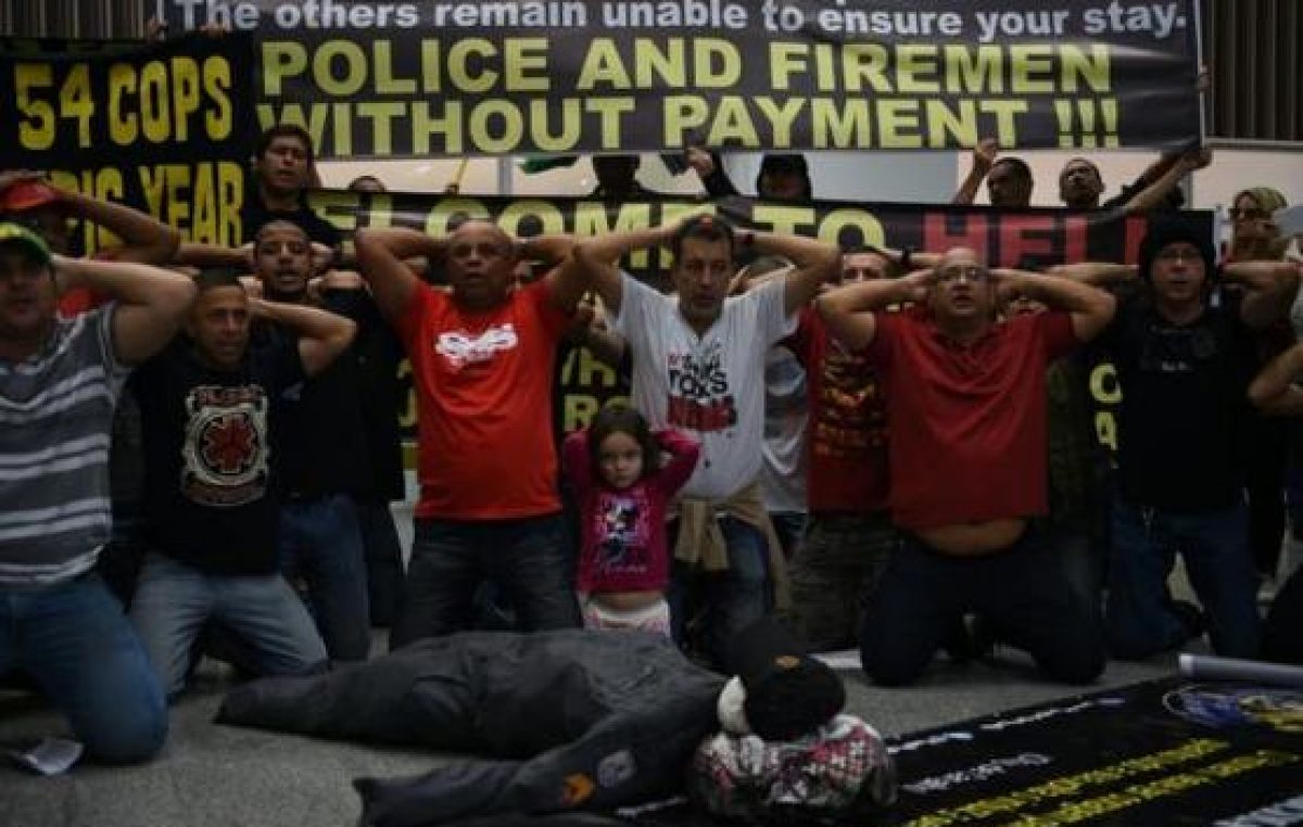 «Bienvenidos al infierno»: policías de Rio reciben a turistas con protestas