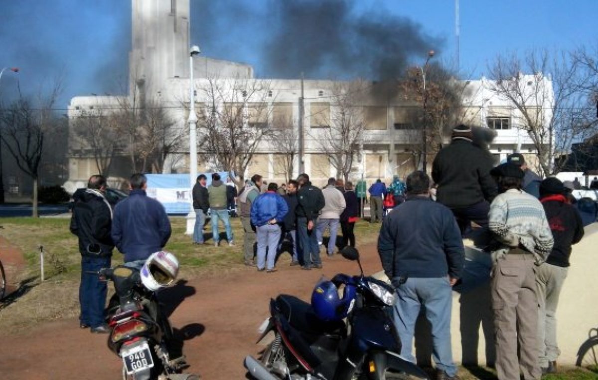 Carhué: los empleados quemaron cubiertas frente al palacio municipal