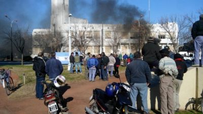 Carhué: los empleados quemaron cubiertas frente al palacio municipal