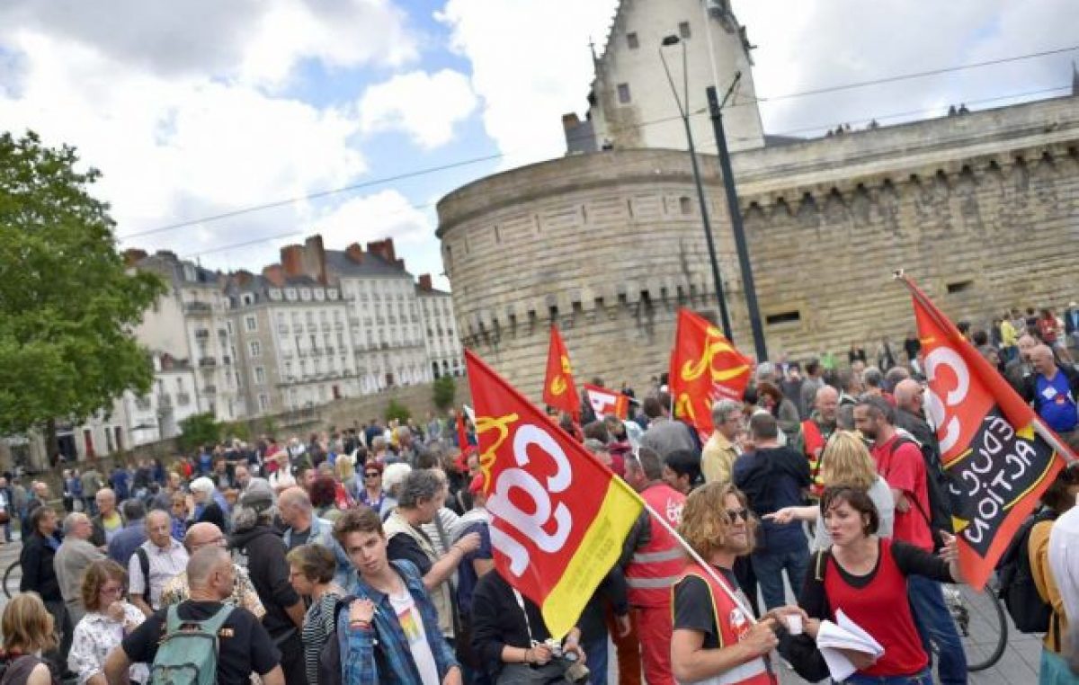 Hollande decretará su reforma laboral pese a protestas