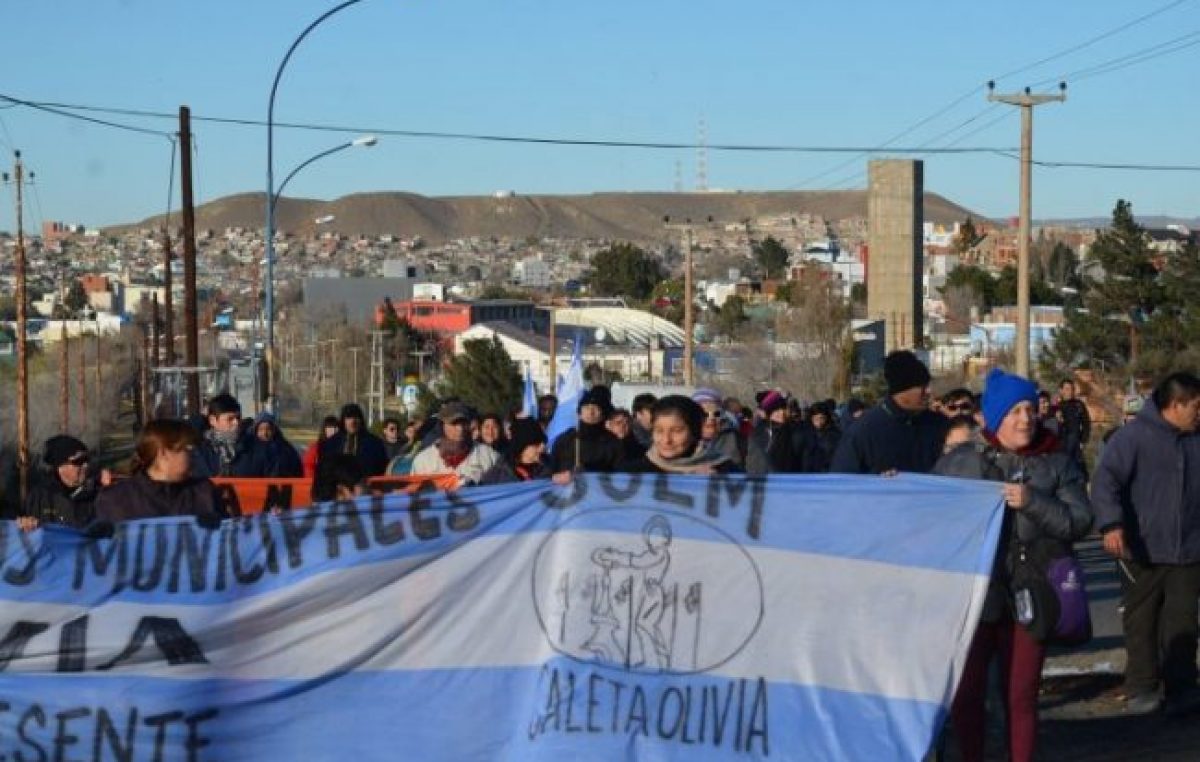 Municipales de Caleta Olivia abandonaron piquetes pero bloquearon sectores operativos