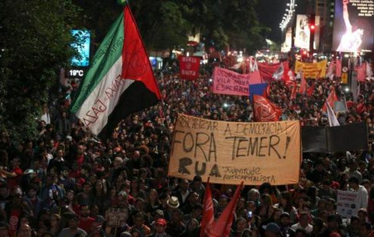 Expulsión de manifestantes brasileños desata fuertes críticas en redes sociales