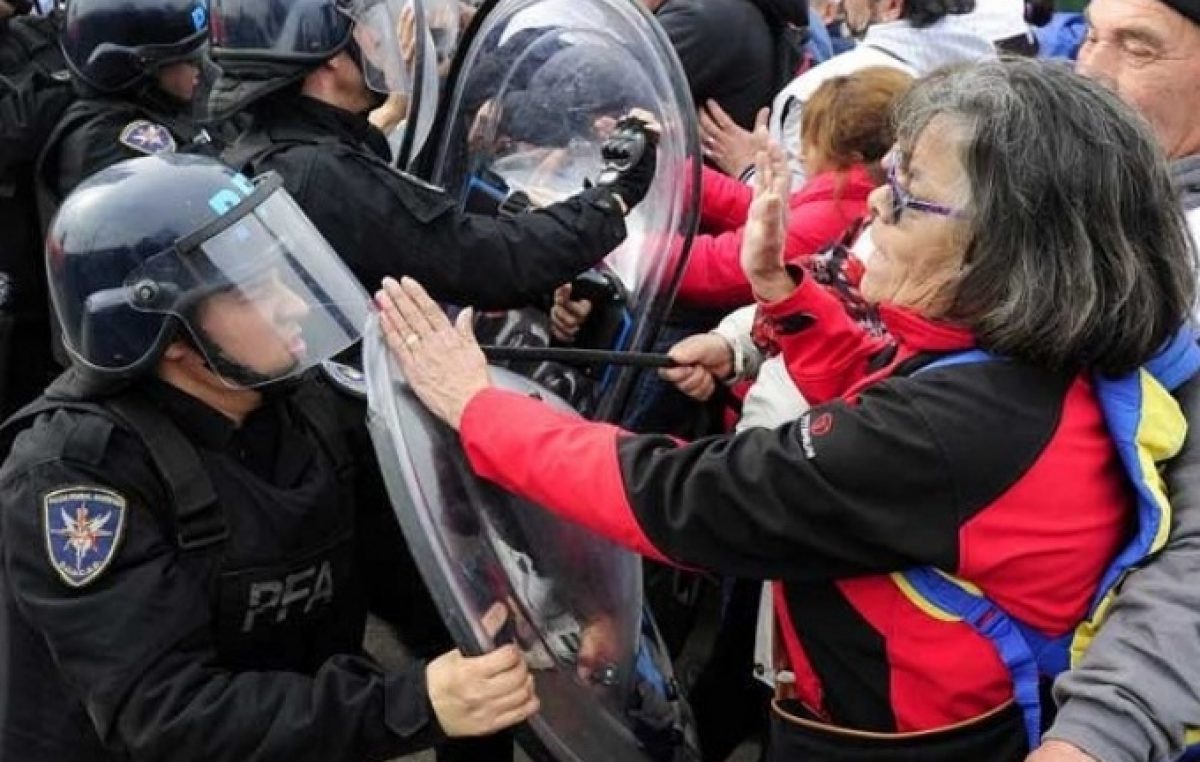 El peor cambio: El Gobierno reprimió una protesta de jubilados en el Puente Pueyrredón