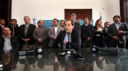 Peligran los sueldos y servicios por un embargo millonario a las cuentas del municipio de La Plata