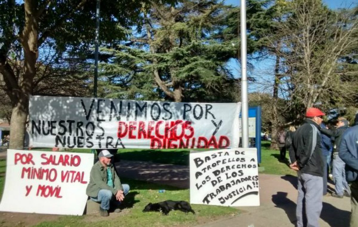 Suárez: los trabajadores municipales instalaron carpas frente a la comuna