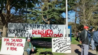 Suárez: los trabajadores municipales instalaron carpas frente a la comuna