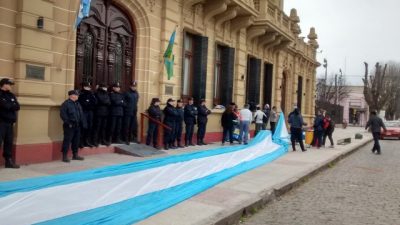 Suárez: indignación y bronca por una requisa policial a empleados municipales antes de una marcha
