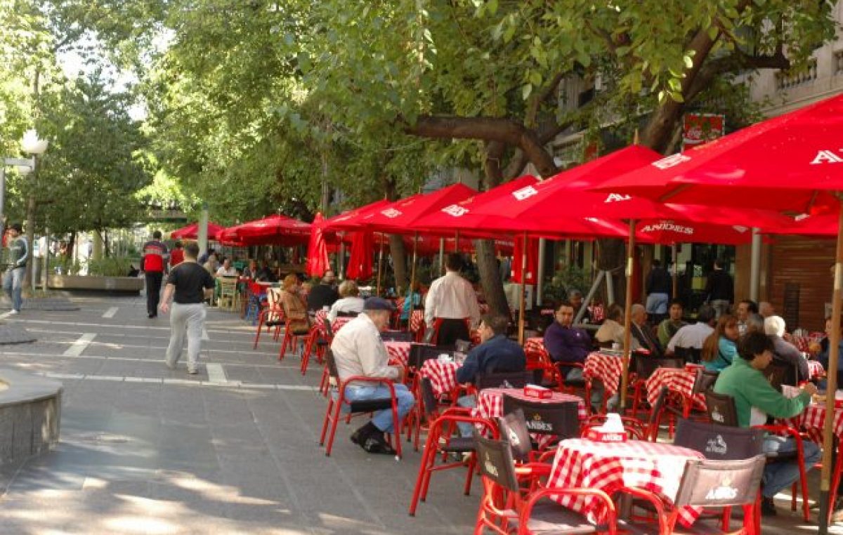 La ciudad de Mendoza quiere unidad estética en veredas de bares y restoranes