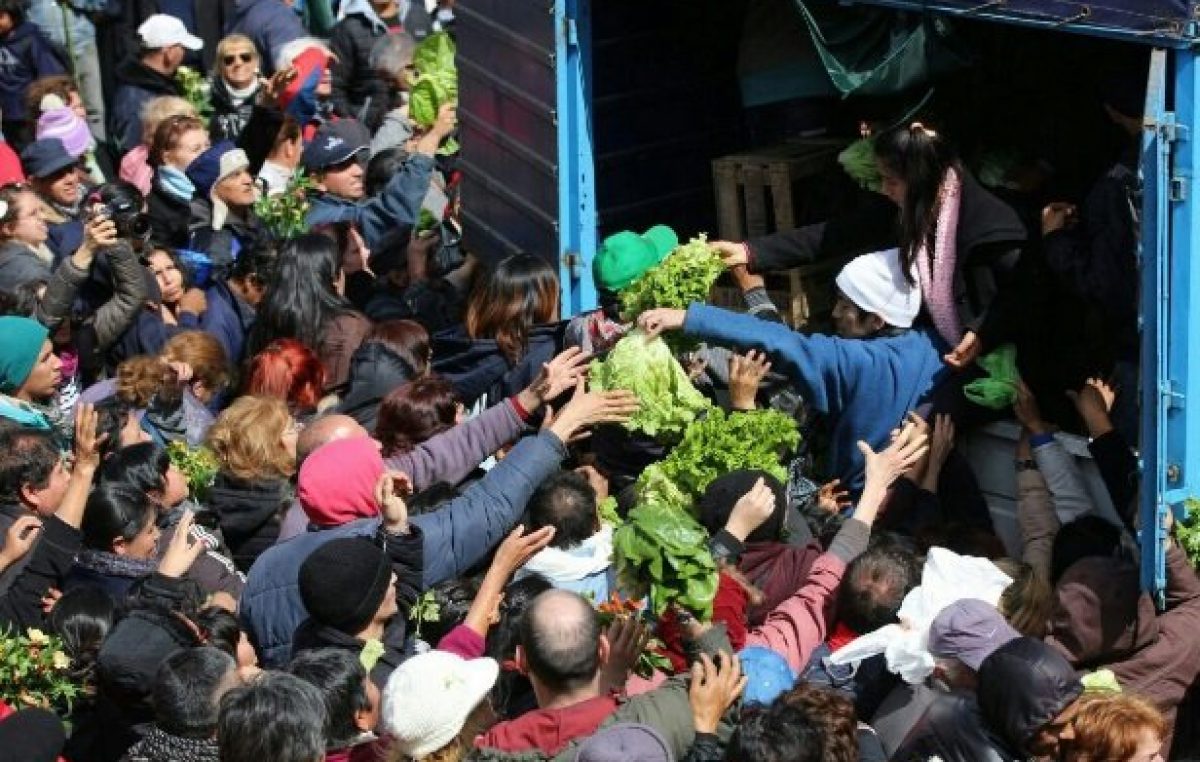 Buryaile mandó a productores a vender verduras en la feria