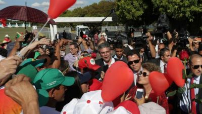 Dilma inicia otra vida lejos del poder en Porto Alegre
