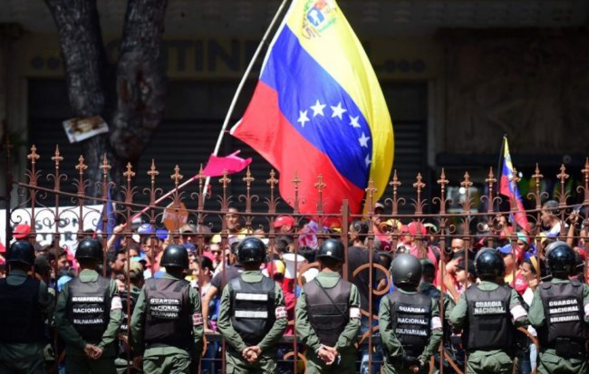 Maduro aumenta el salario mínimo en vísperas de una huelga general