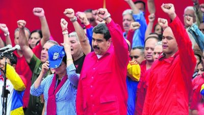 La oposición impulsa el juicio político a Maduro, que se escuda en el diálogo papal