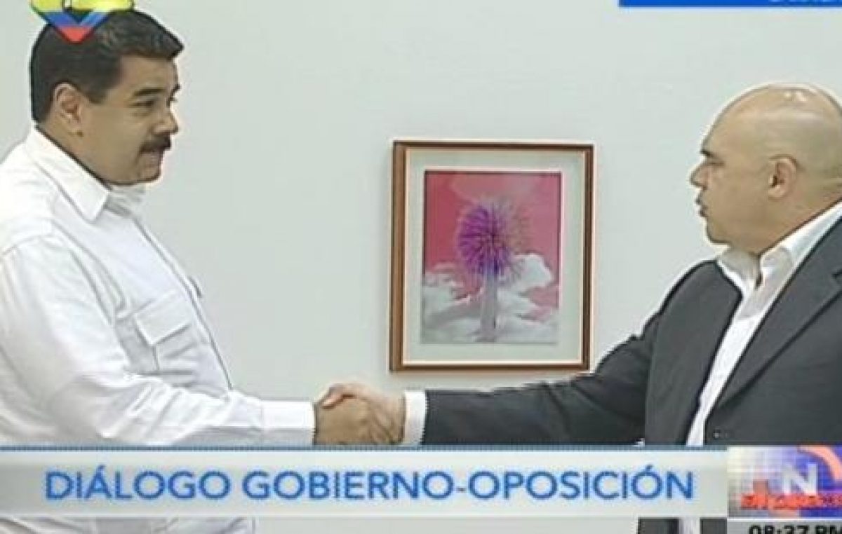 Maduro se encuentra con la oposición para iniciar el diálogo