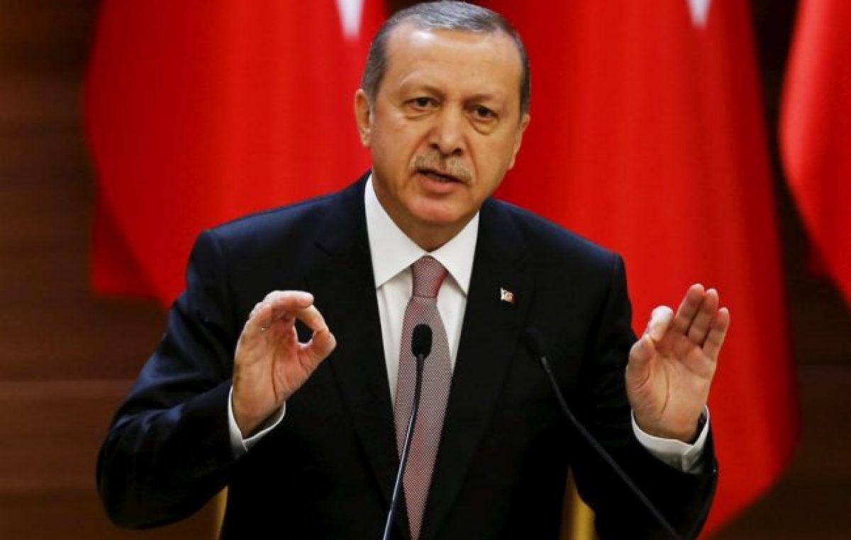 Turquia: Erdogan despidió a 15 mil empleados en un solo día