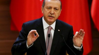 Turquia: Erdogan despidió a 15 mil empleados en un solo día