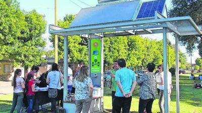 Firmat: Una estación solar pública provee agua caliente y recarga celulares