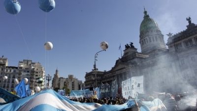 Cruces entre el gobierno y la CGT por la emergencia social