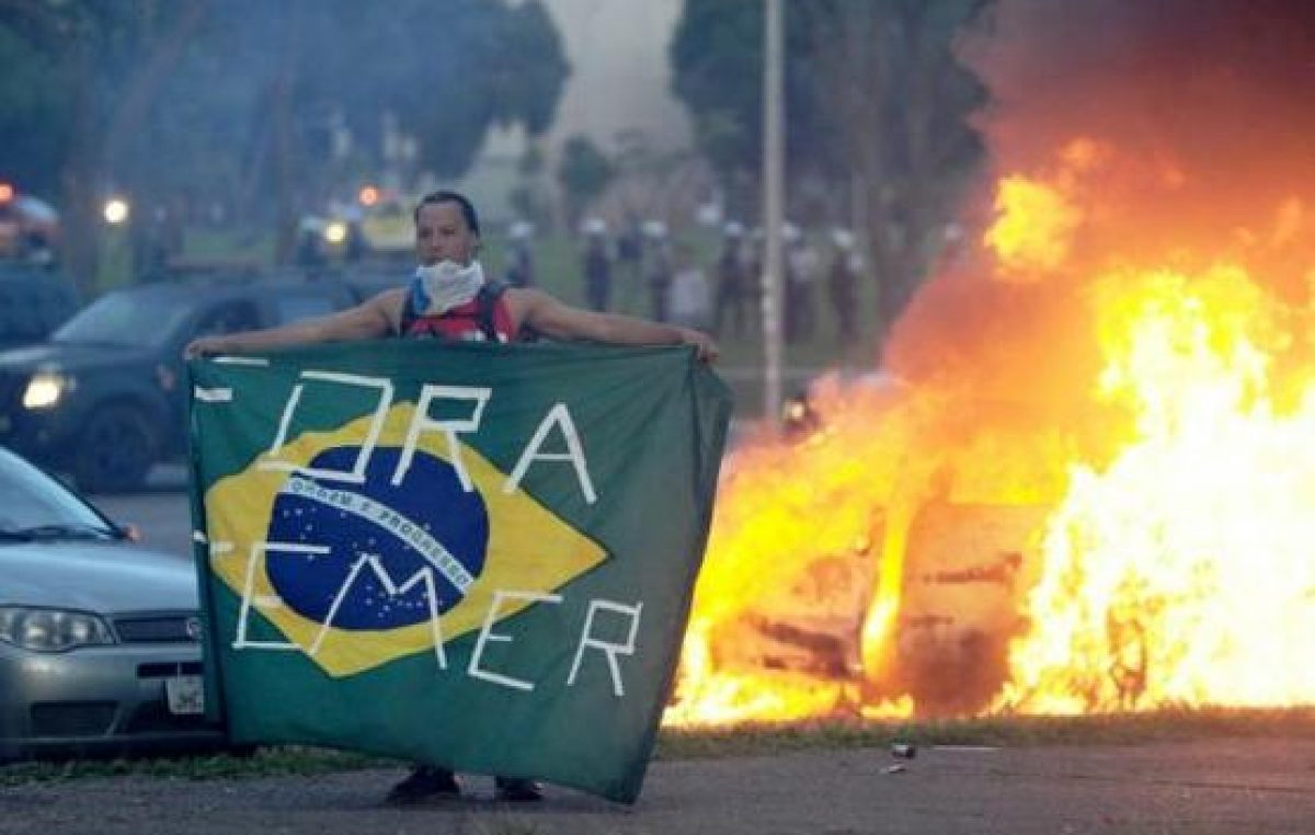 Fuerte represión policial contra manifestantes frente a Congreso de Brasil