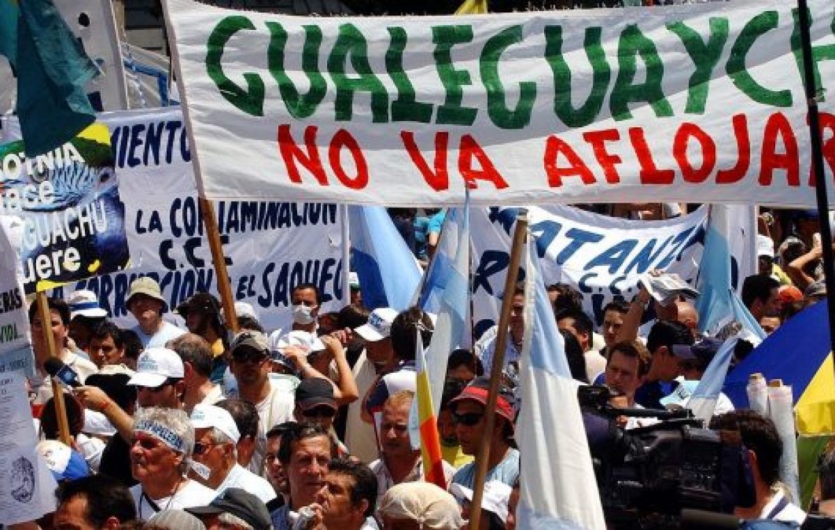 Asambleistas le exigen que Tabaré Vázquez que cumpla su promesa de cerrar la ex-Botnia si contaminaba