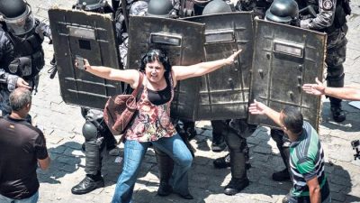 En Río protestan contra los recortes