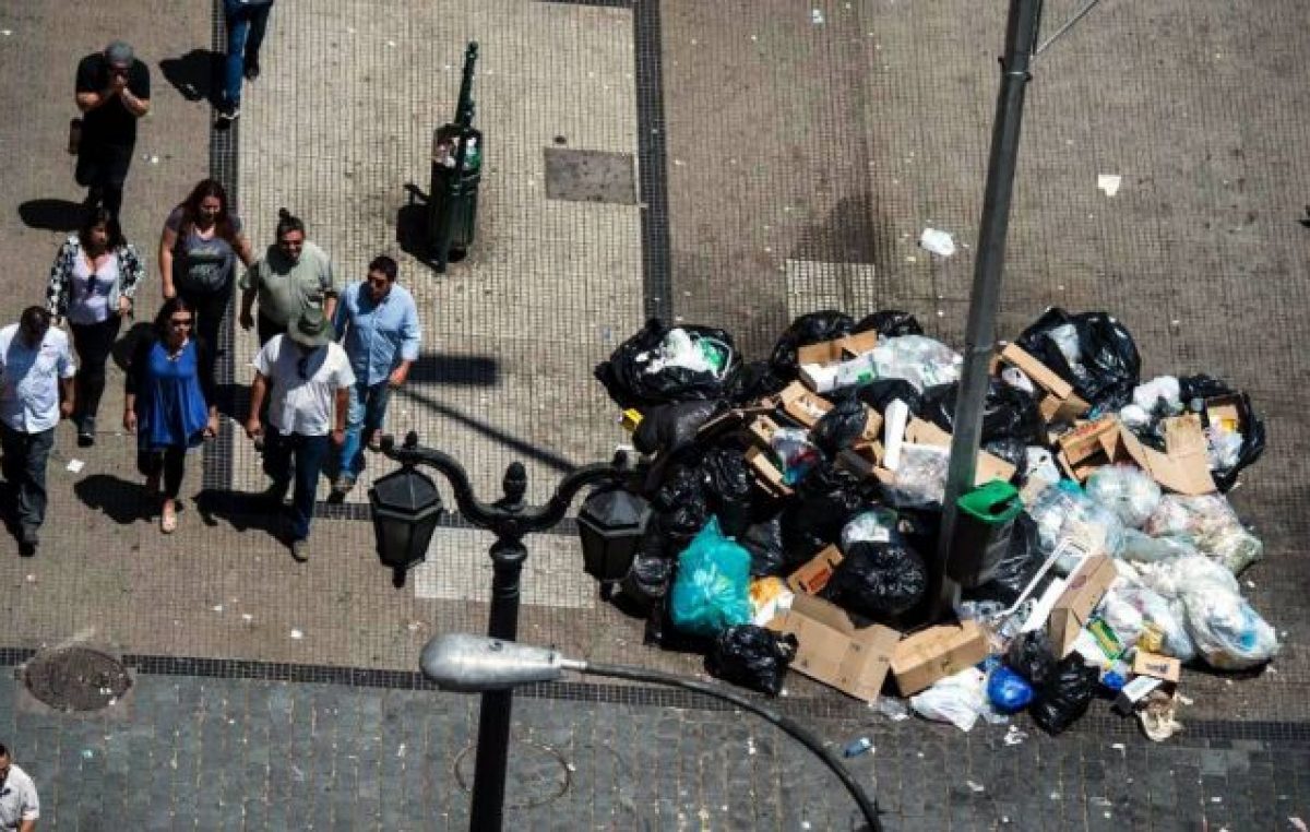 Santiago, tapado de basura por un paro de estatales