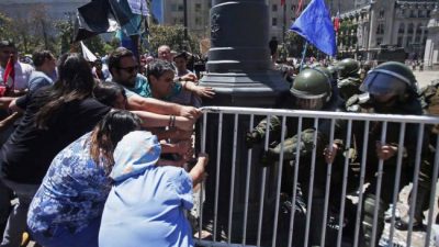 Chile: reprimen a manifestantes que cercaron la Moneda