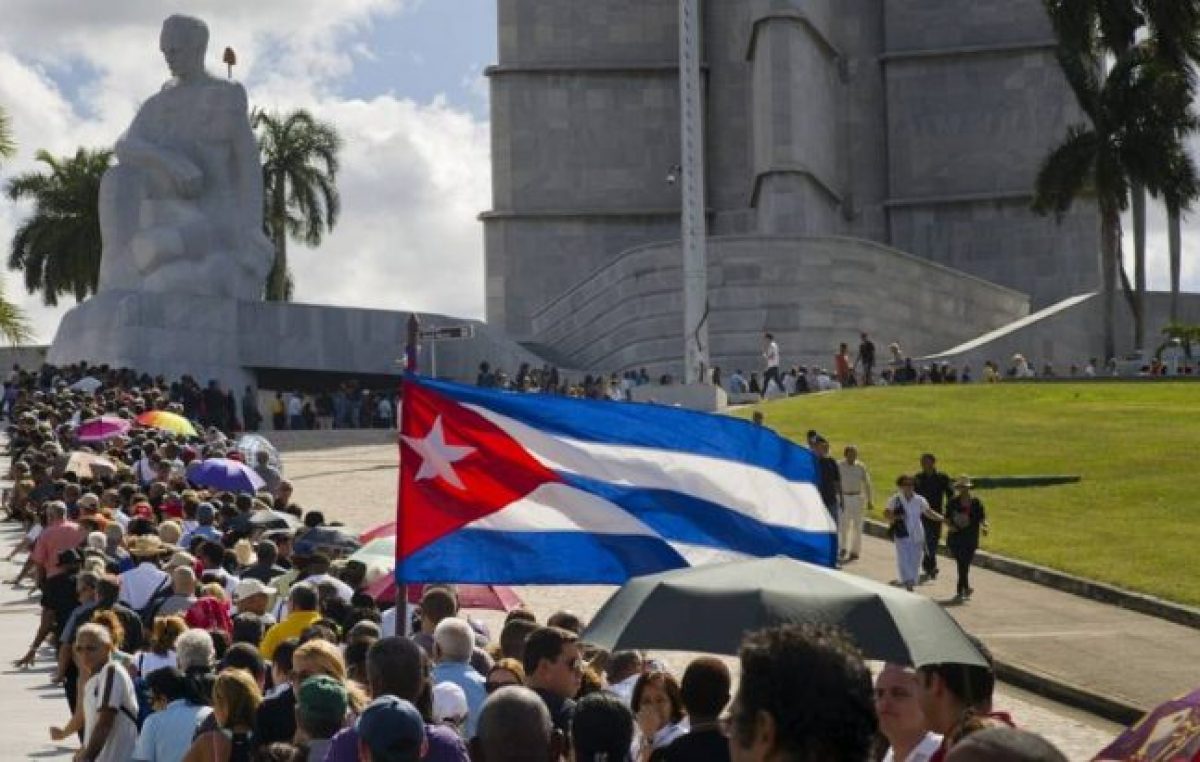 Una multitud de cubanos despide a Fidel en la Plaza de la Revolución