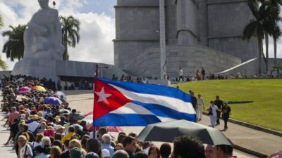 Una multitud de cubanos despide a Fidel en la Plaza de la Revolución