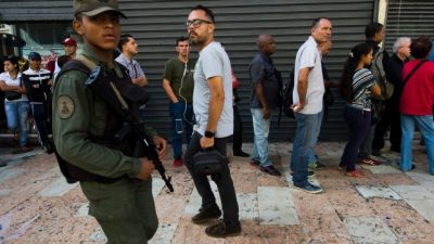 Caos, apuro y confusión en Venezuela por el canje de billetes de 100 bolívares
