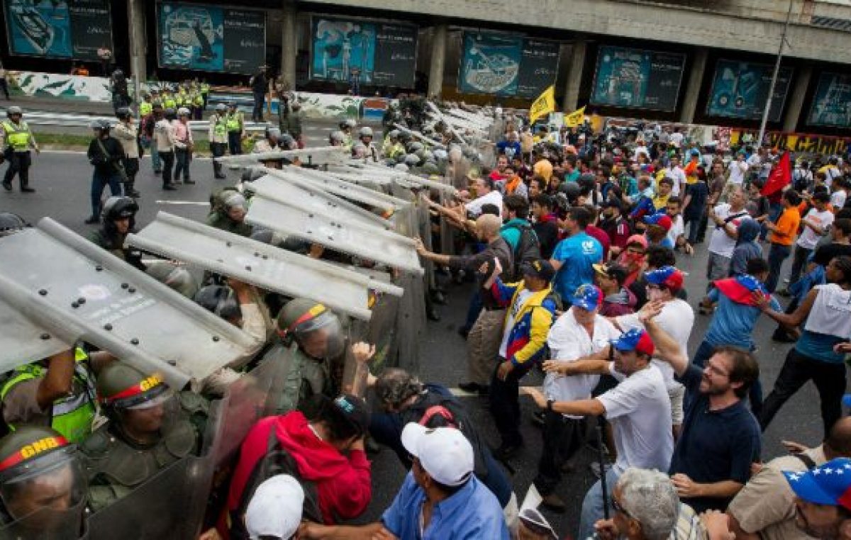 En Venezuela militarizan el interior del país para frenar la ola de saqueos