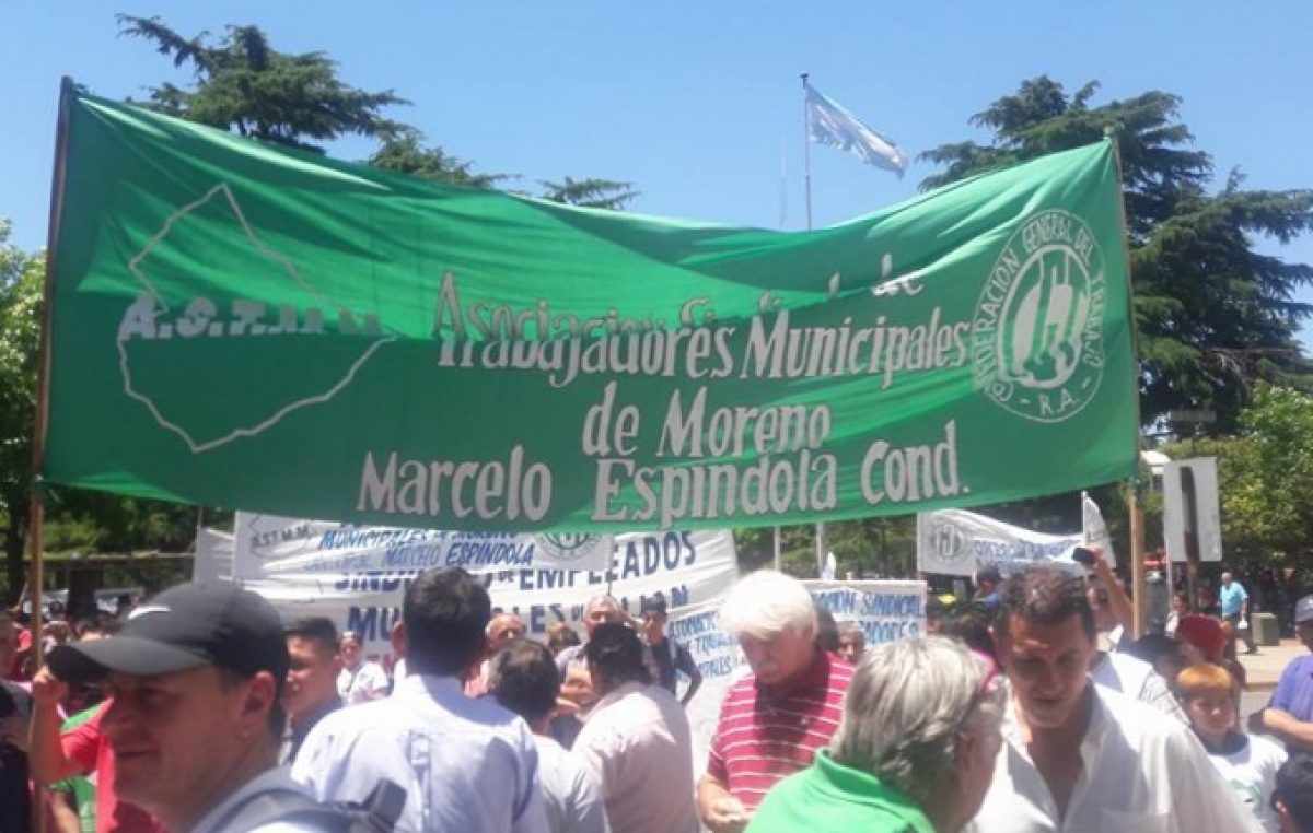 Descontentos con el aumento, municipales de Moreno movilizaron por un bono de 4 mil pesos