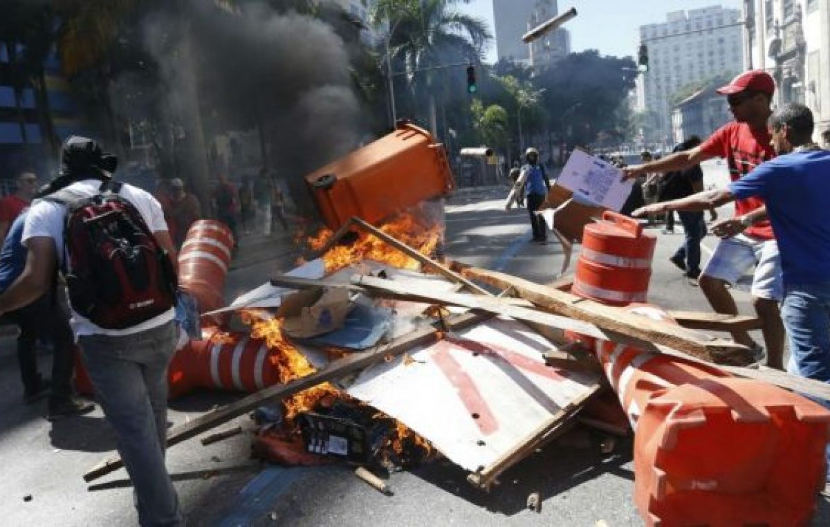 Marchas y enfrentamientos en Río en rechazo a medidas de austeridad