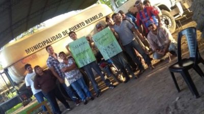 Municipales de Puerto Bermejo no cobran y están de paro
