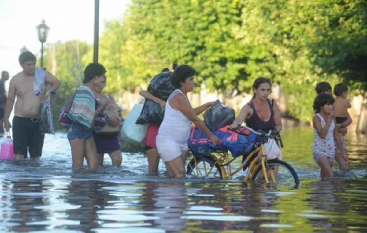 Reclamo de vecinos inundados de La Emilia en La Plata  