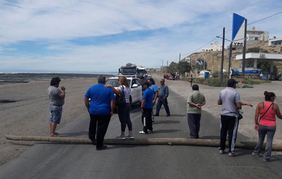 Municipales de Caleta Olivia volvieron a cortar la ruta Nº 3 en reclamo del pago de salarios