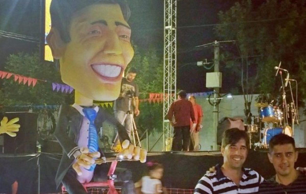 Insólito: Un Intendente bonaerense tiene su propia carroza en el carnaval