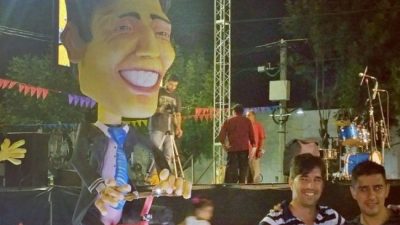 Insólito: Un Intendente bonaerense tiene su propia carroza en el carnaval
