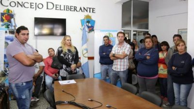 Municipales de Centenario volvieron a salir a la calle para pedir una suba salarial