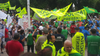 Masiva movilización en Baradero contra los despidos de Atanor y otras dos fábricas