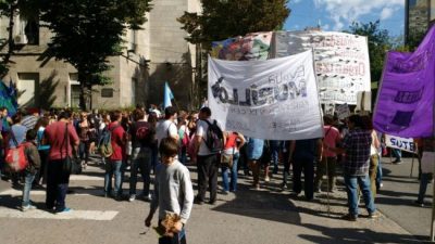 Una multitud se trasladó hasta la Municipalidad de Mar del Plata para apoyar a los docentes