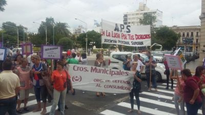 Paraná: Jerarquizados reclamaron apertura de paritarias frente a la Municipalidad