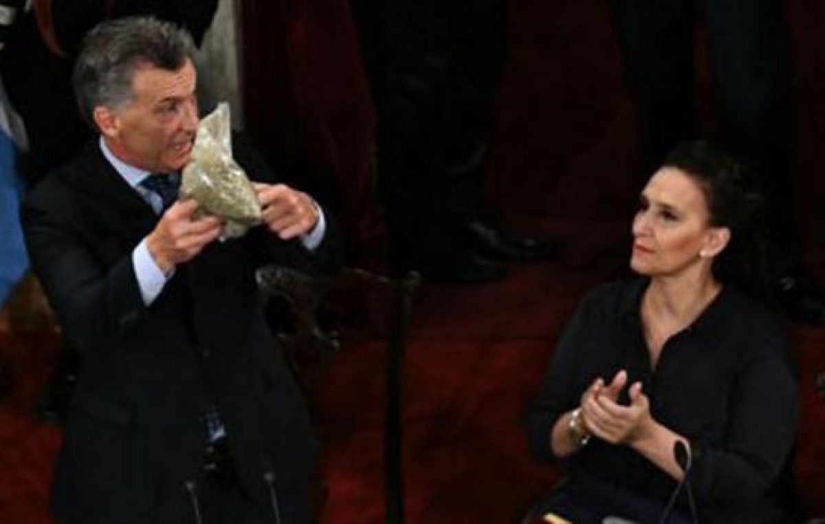 Macri trató de «desubicada» a la diputada que le regaló yerba y la televisión lo pescó infraganti