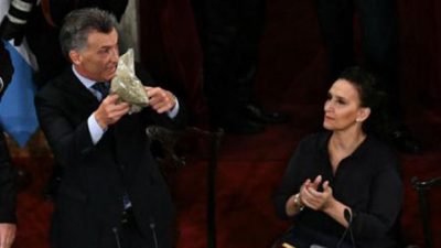Macri trató de «desubicada» a la diputada que le regaló yerba y la televisión lo pescó infraganti