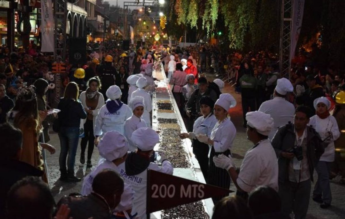 Diez mil personas disfrutaron de la barra de chocolate más larga del mundo en Bariloche