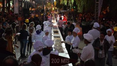 Diez mil personas disfrutaron de la barra de chocolate más larga del mundo en Bariloche