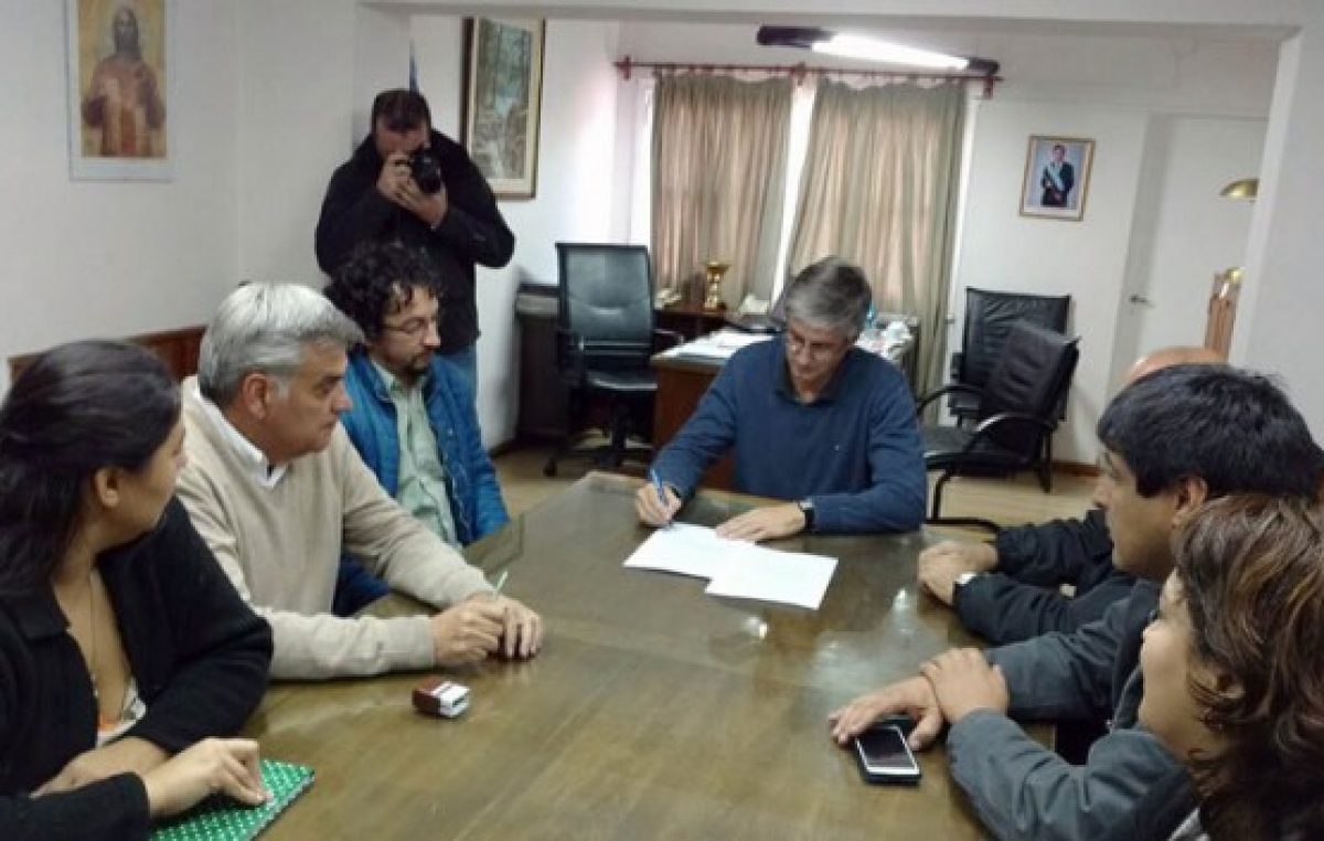 Municipio de Esquel firmó acuerdo con gremios y los trabajadores tendrán incremento del 14%